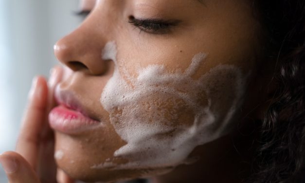 Apakah Double Cleansing Wajib Dilakukan Setiap Hari?