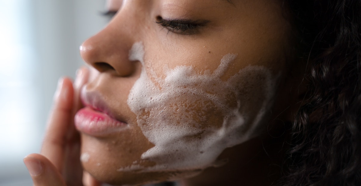 Apakah Double Cleansing Wajib Dilakukan Setiap Hari?